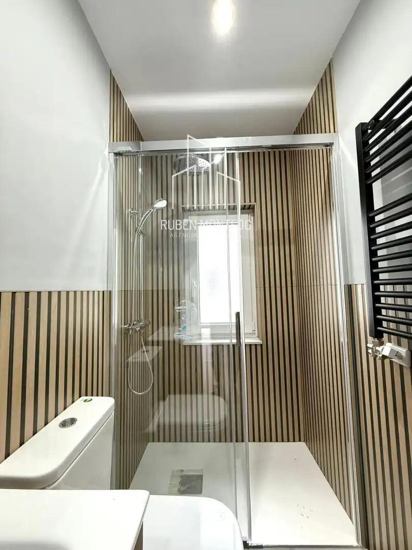 Bathroom of Flat for rent in Salamanca  with Heating, Parquet flooring and Terrace