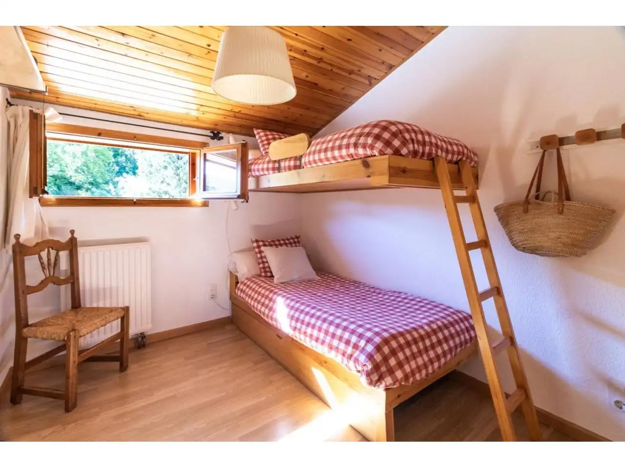 Dormitori de Àtic de lloguer en Alp amb Calefacció, Parquet i Moblat