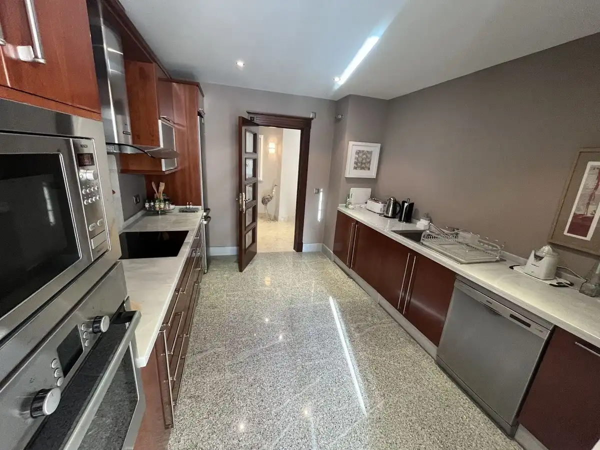Cuina de Apartament en venda en Marbella amb Aire condicionat, Jardí privat i Terrassa