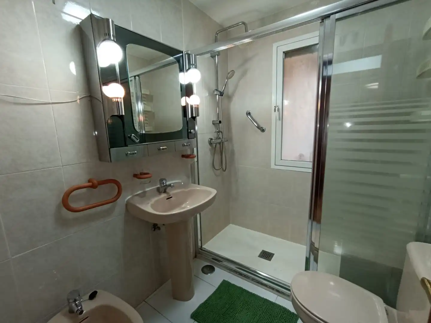 Bathroom of Flat for share in Galapagar  with Air Conditioner, Heating and Parquet flooring
