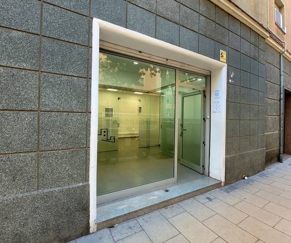Local comercial en Alquiler en Carrer del Cadí en El Turó de la Peira