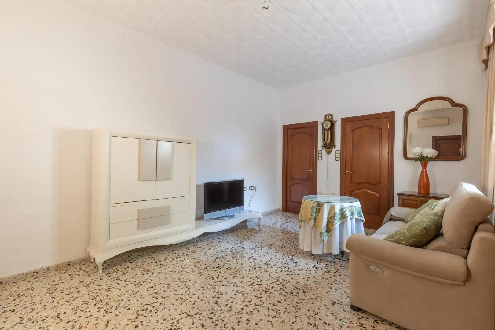 Living room of Flat for sale in Granada  with Air Conditioner, Heating and Storage room