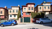 Vista exterior de Casa o xalet en venda en Jun amb Calefacció, Jardí privat i Parquet