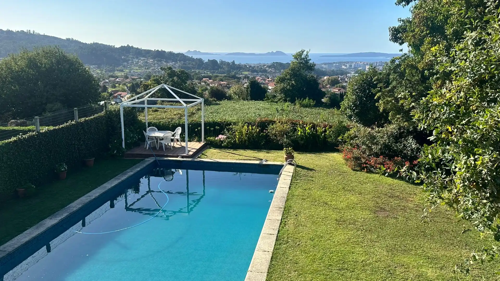 Piscina de Casa o chalet en venta en Vigo  con Calefacción, Jardín privado y Parquet