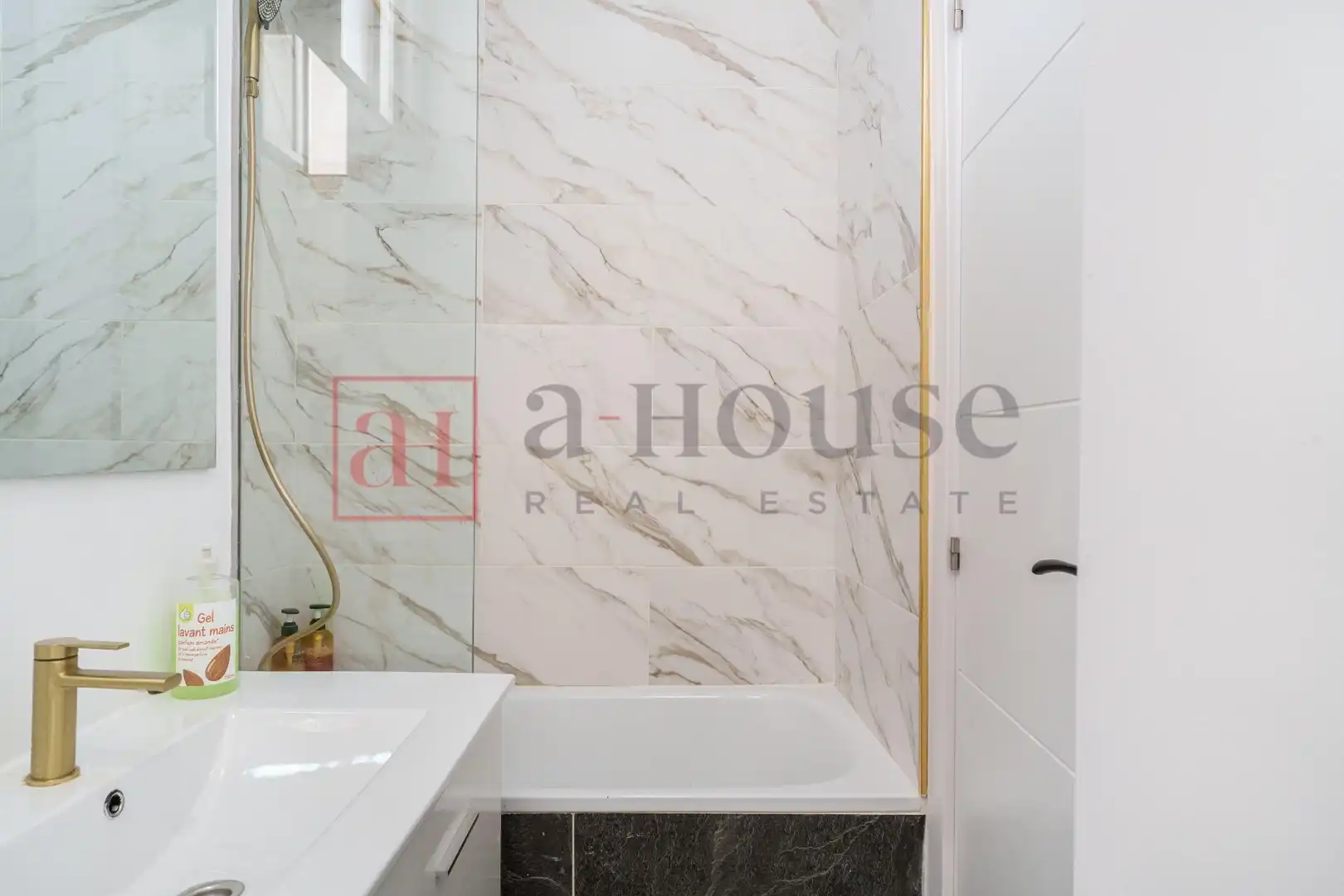 Bathroom of Ground floor for sale in Madrid  with Air Conditioner, Heating and Furnished