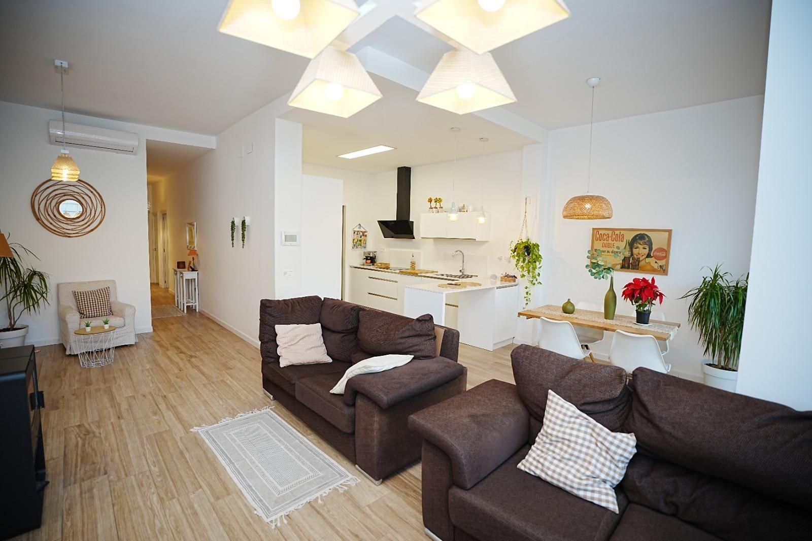 Sala d'estar de Casa o xalet en venda en Alcalá de Guadaira amb Aire condicionat, Jardí privat i Traster