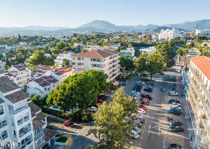Vista exterior de Apartament en venda en Marbella amb Aire condicionat, Calefacció i Jardí privat