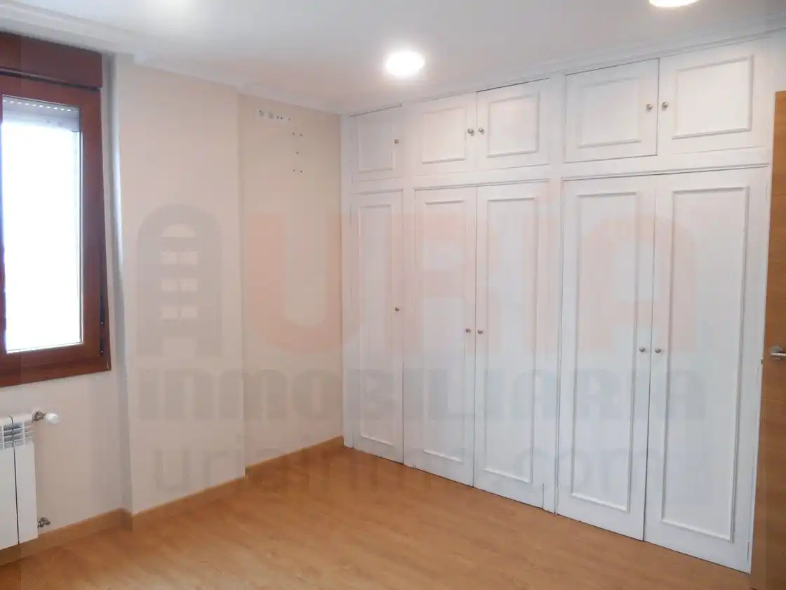 Dormitori de Pis de lloguer en Oviedo  amb Calefacció, Parquet i Forn