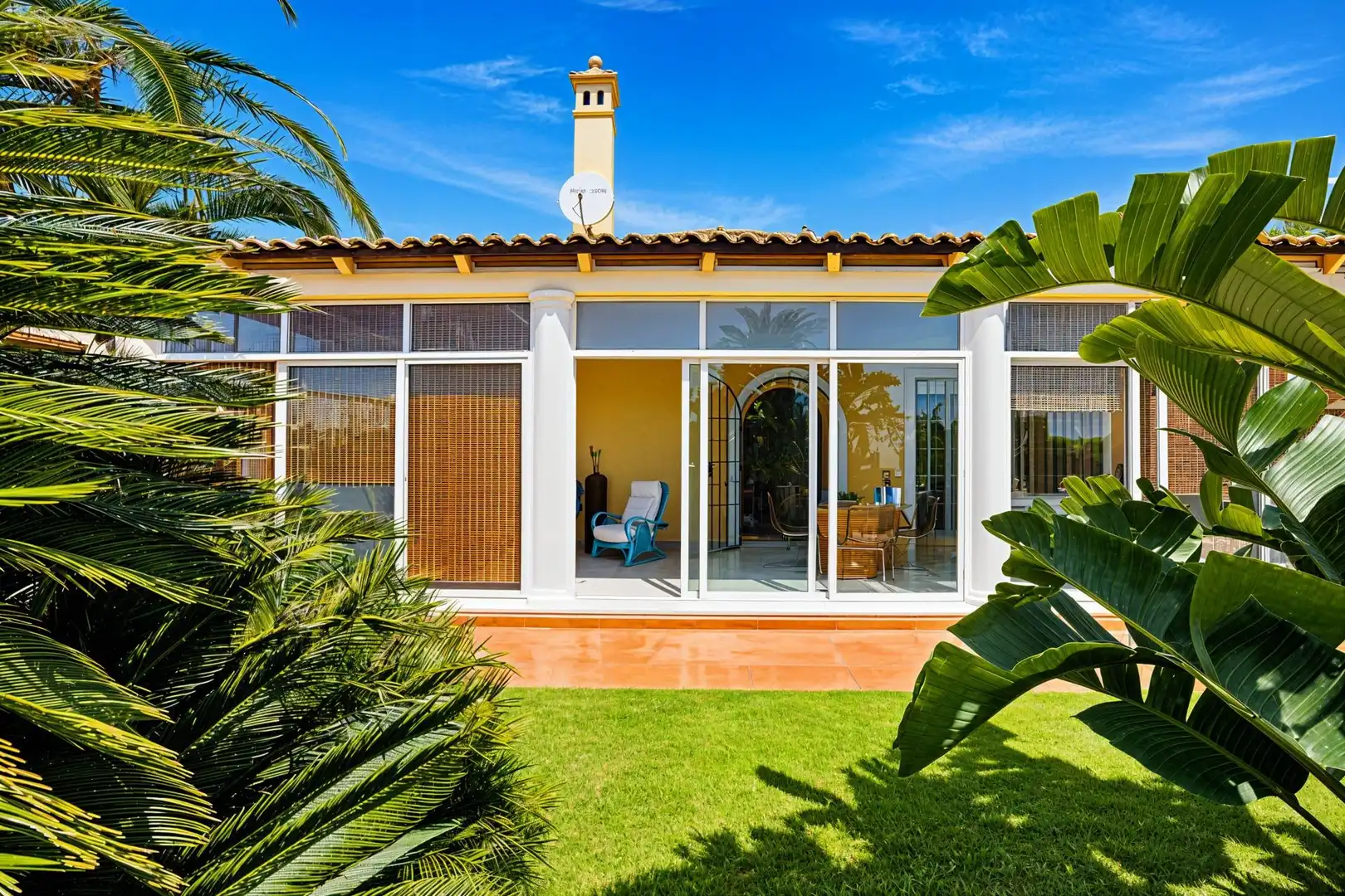 Vista exterior de Casa o xalet en venda en Chiclana de la Frontera amb Aire condicionat, Calefacció i Jardí privat