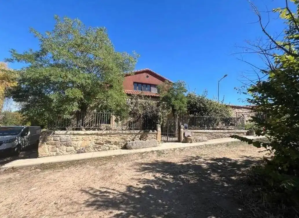 Vista exterior de Casa o xalet en venda en Doñinos de Salamanca amb Piscina comunitària
