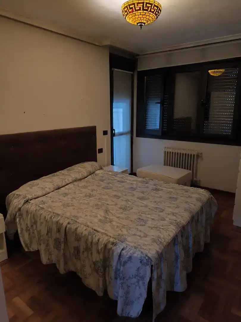 Schlafzimmer von Wohnung zur Miete in Avilés mit Balkon