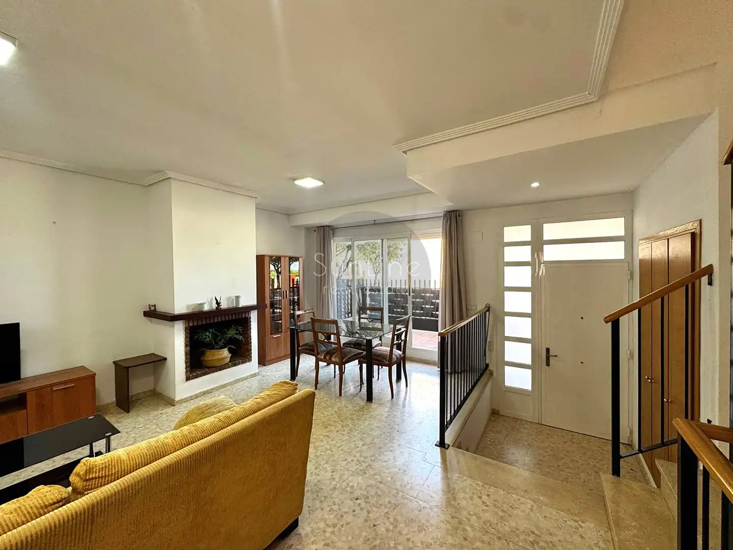Wohnzimmer von Einfamilien-Reihenhaus zur Miete in Moncada mit Klimaanlage, Privatgarten und Terrasse