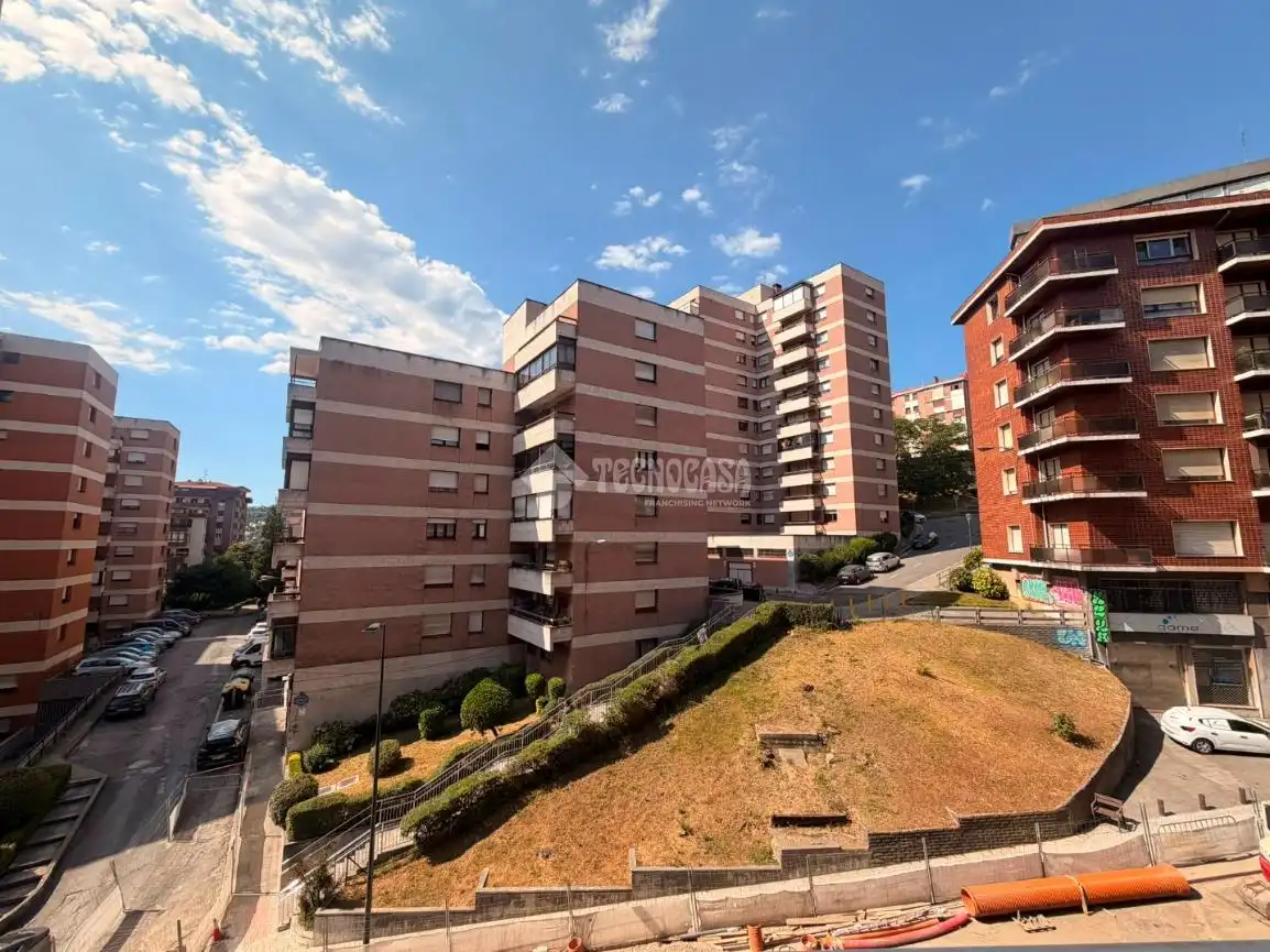 Vista exterior de Piso en venta en Bilbao  con Calefacción, Amueblado y Balcón