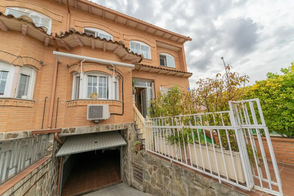 Vista exterior de Casa o xalet en venda en Navalcarnero amb Aire condicionat, Calefacció i Jardí privat