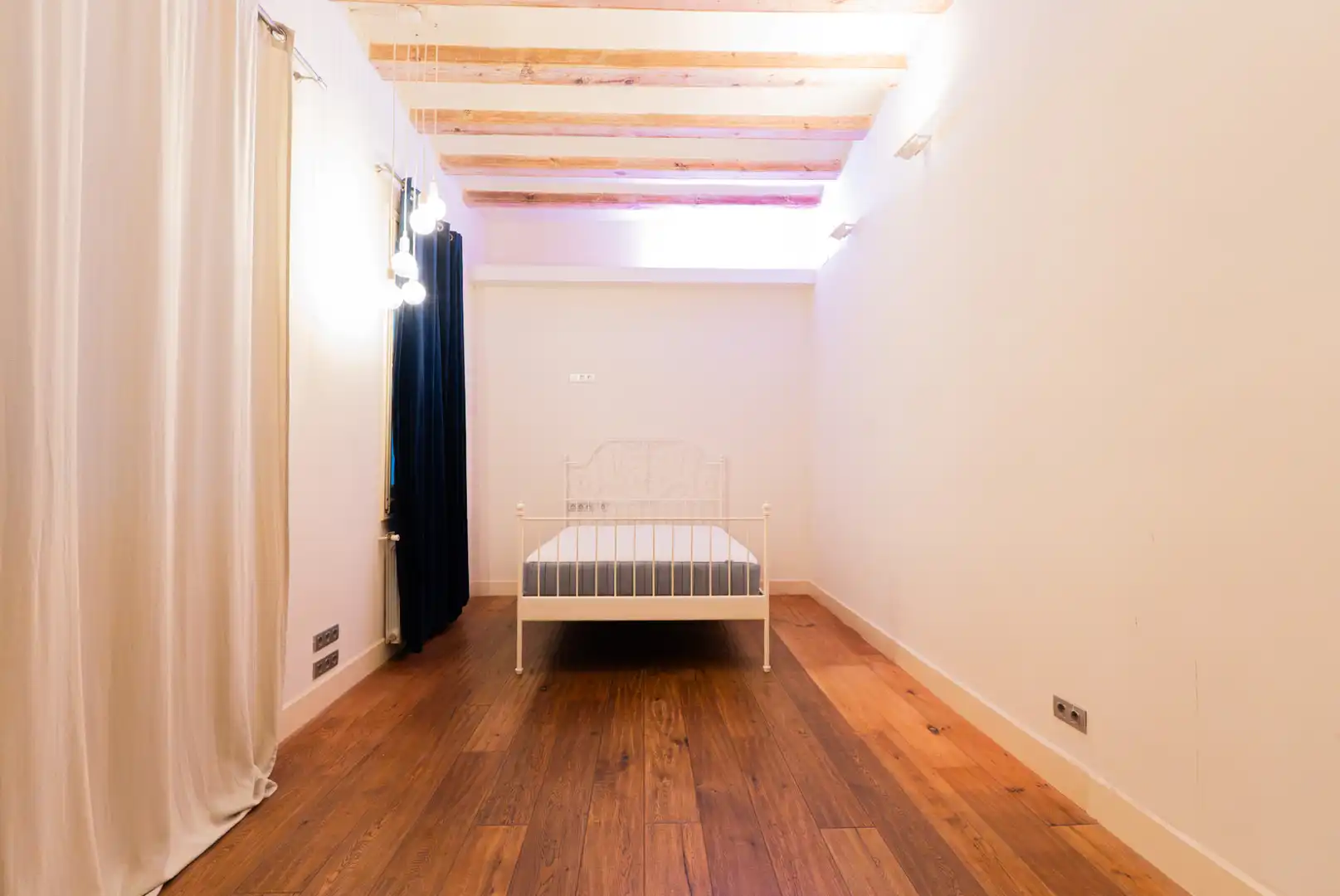 Bedroom of Flat for sale in Barcelona  with Air Conditioner, Heating and Parquet flooring