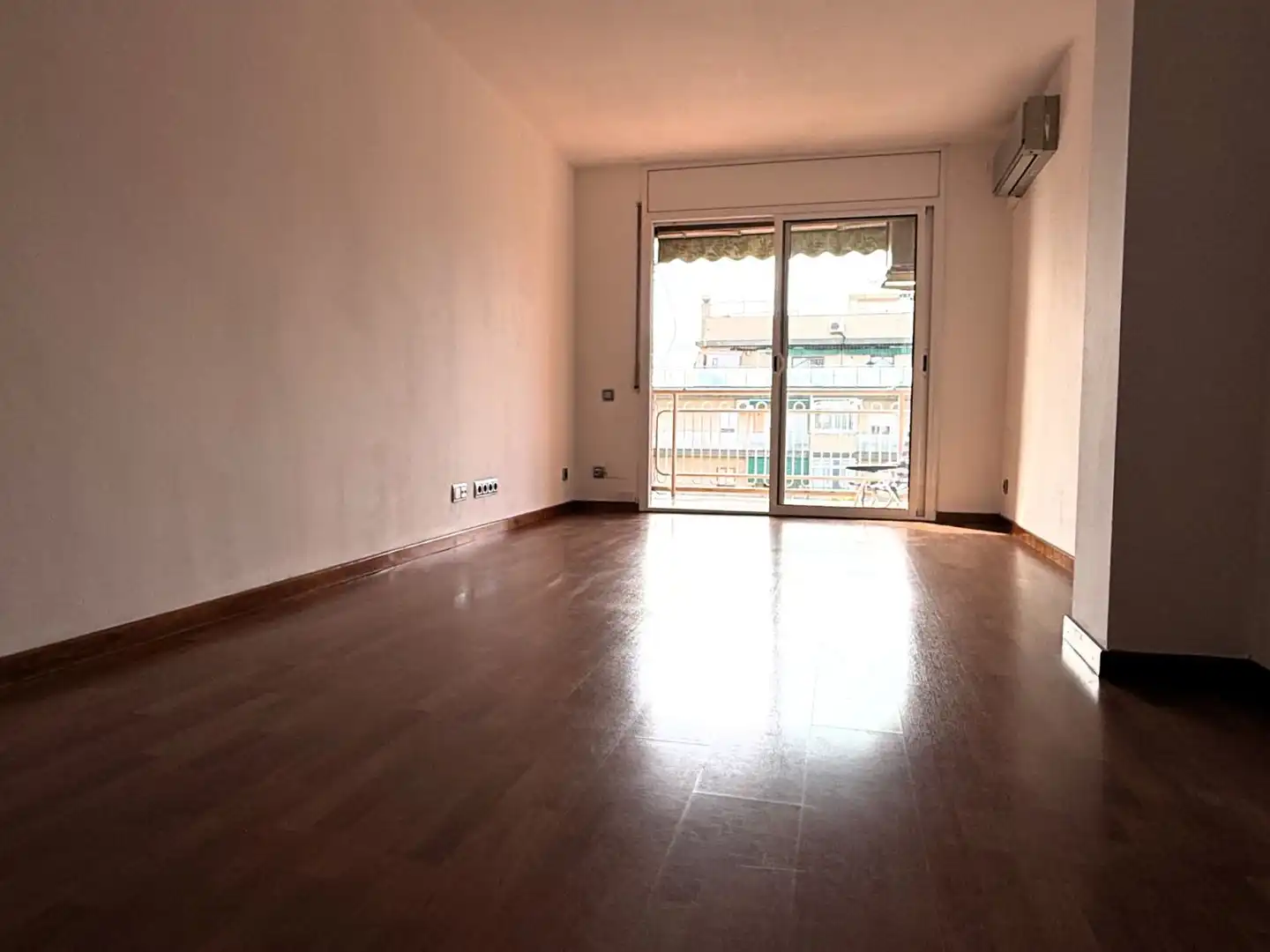 Sala de estar de Piso en venta en Sant Boi de Llobregat con Aire acondicionado, Calefacción y Parquet
