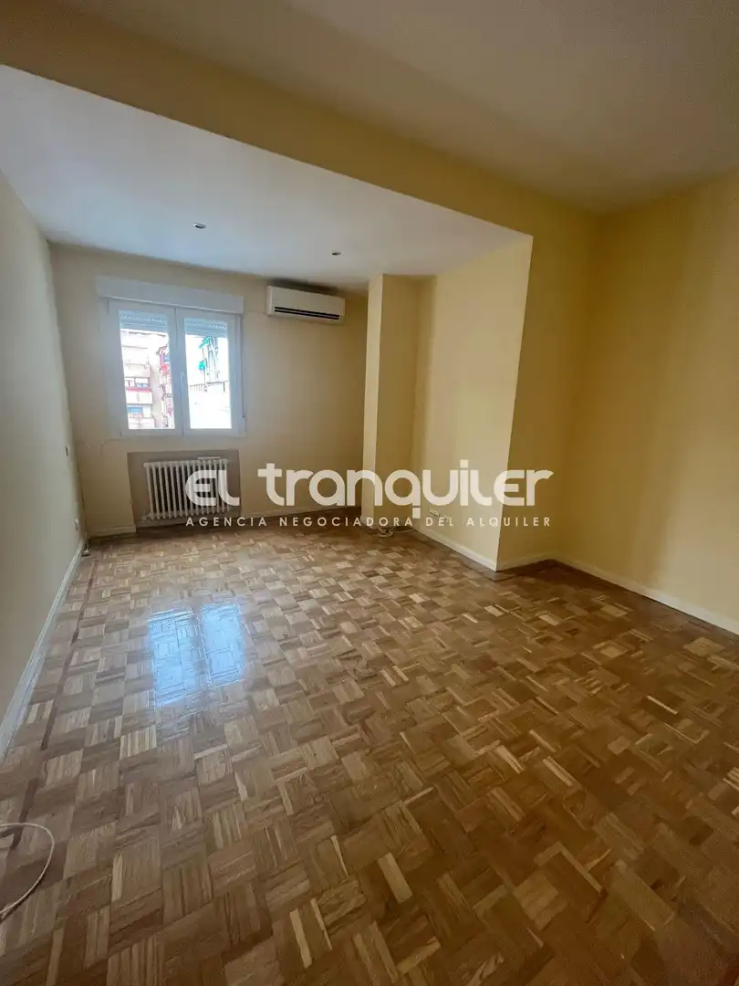 Dormitori de Pis de lloguer en Madrid amb Aire condicionat, Parquet i Terrassa