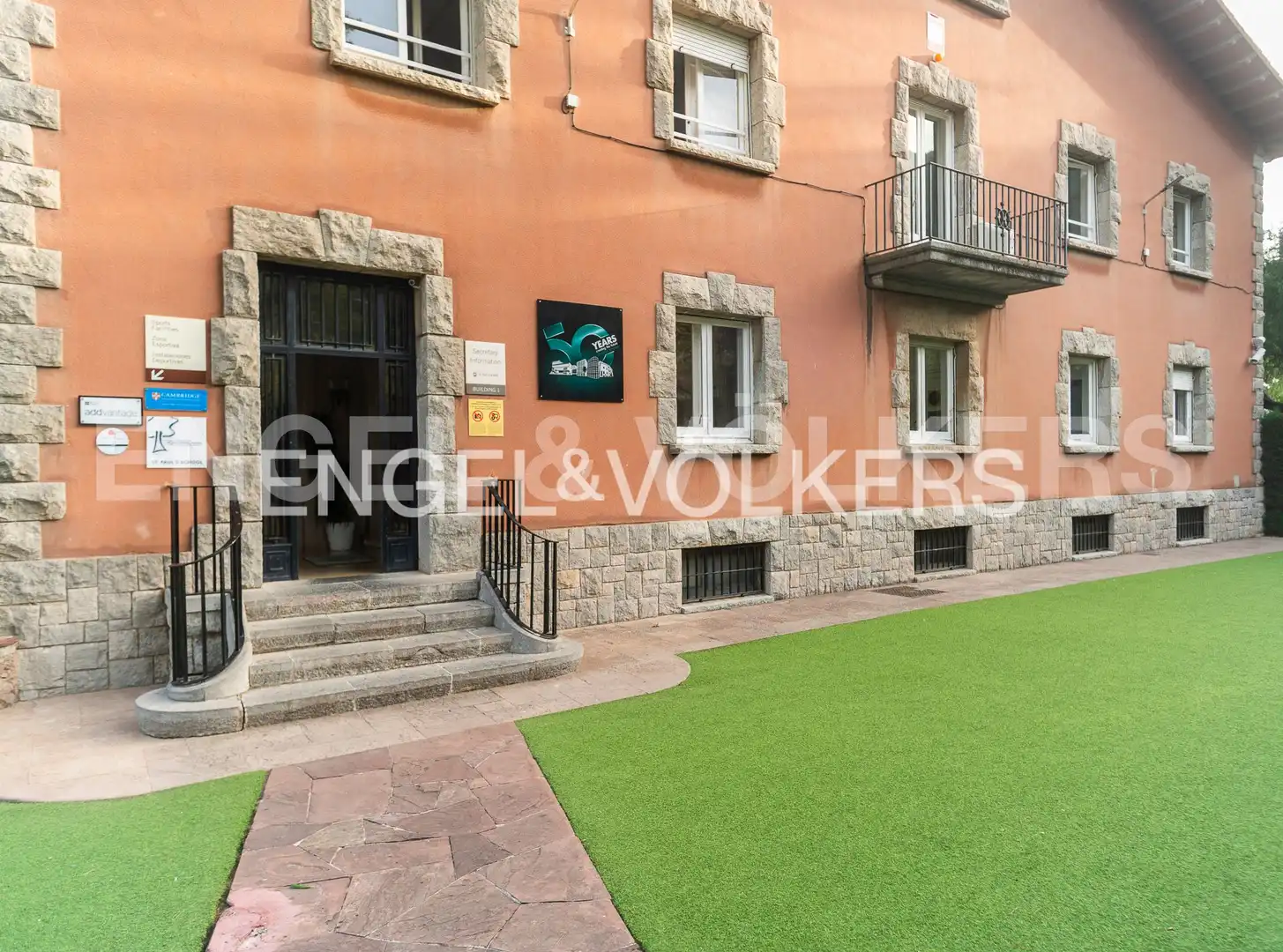 Vista exterior de Casa o xalet en venda en Barcelona amb Calefacció, Jardí privat i Terrassa