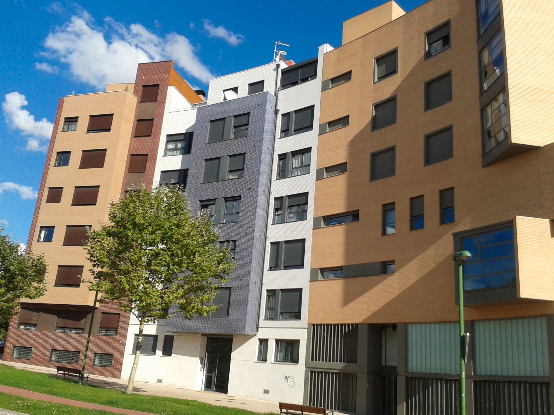 Vista exterior de Ático en venta en Burgos Capital con Calefacción, Terraza y Trastero