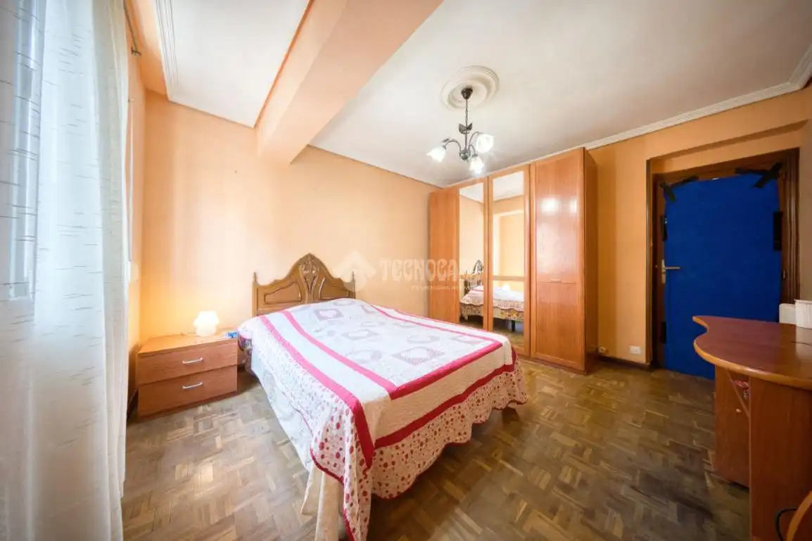 Bedroom of Flat for sale in Valladolid  with Heating, Parquet flooring and Furnished