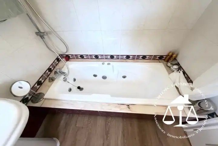 Bany de Casa o xalet en venda en Sant Boi de Llobregat amb Aire condicionat, Calefacció i Jardí privat