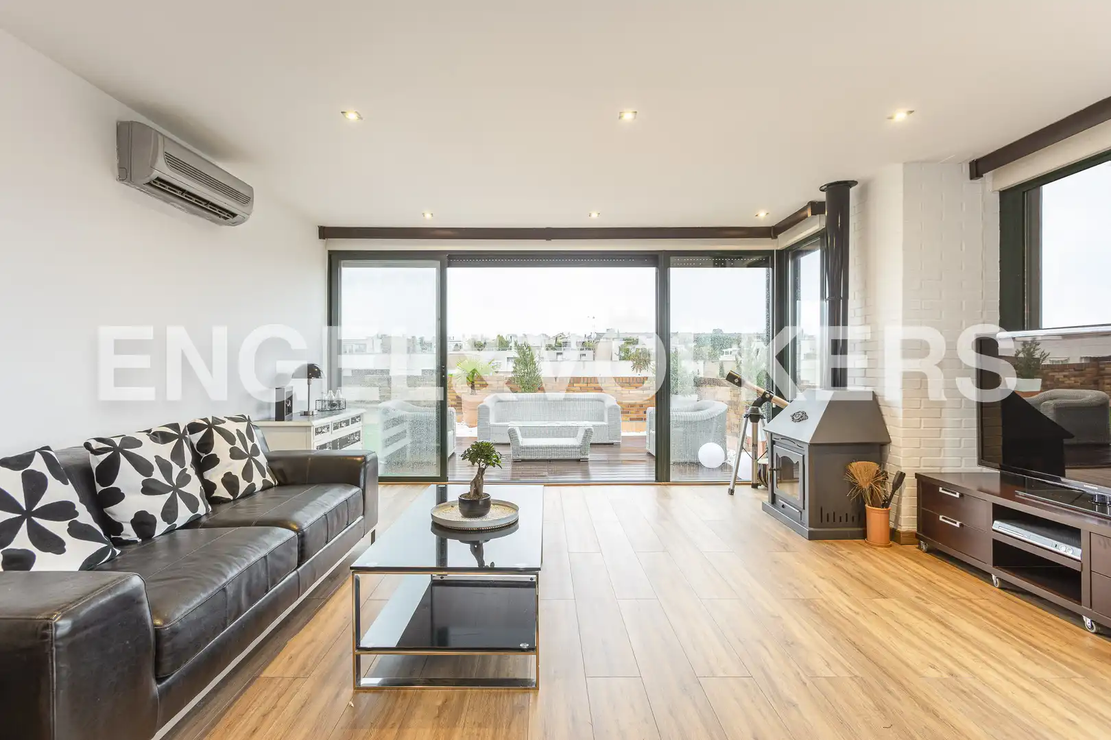 Living room of Attic for rent in Madrid  with Air Conditioner, Heating and Parquet flooring