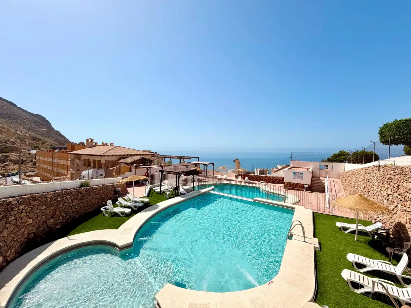 Piscina de Casa adosada de alquiler en Roquetas de Mar con Aire acondicionado, Calefacción y Terraza