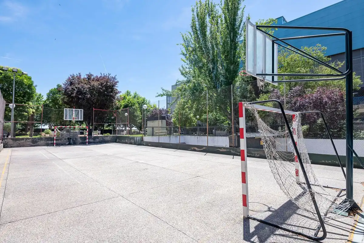 Vista exterior de Pis en venda en Madrid amb Calefacció, Jardí privat i Terrassa