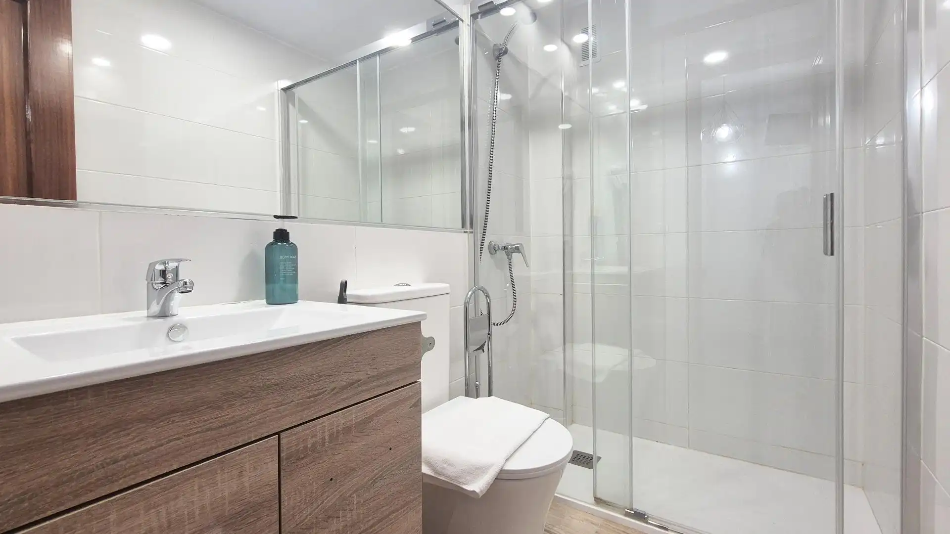 Bathroom of Study for rent in Salamanca  with Heating, Furnished and Balcony
