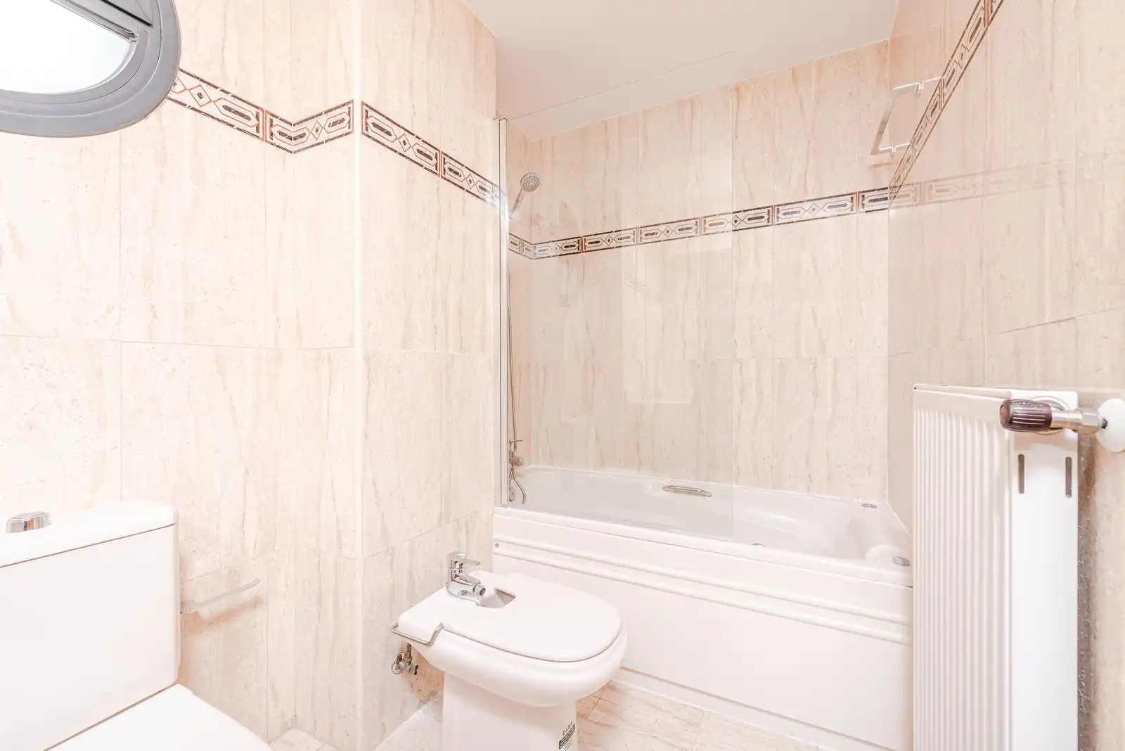 Badezimmer von Wohnung zum Verkauf in Madrid mit Klimaanlage, Terrasse und Abstellraum