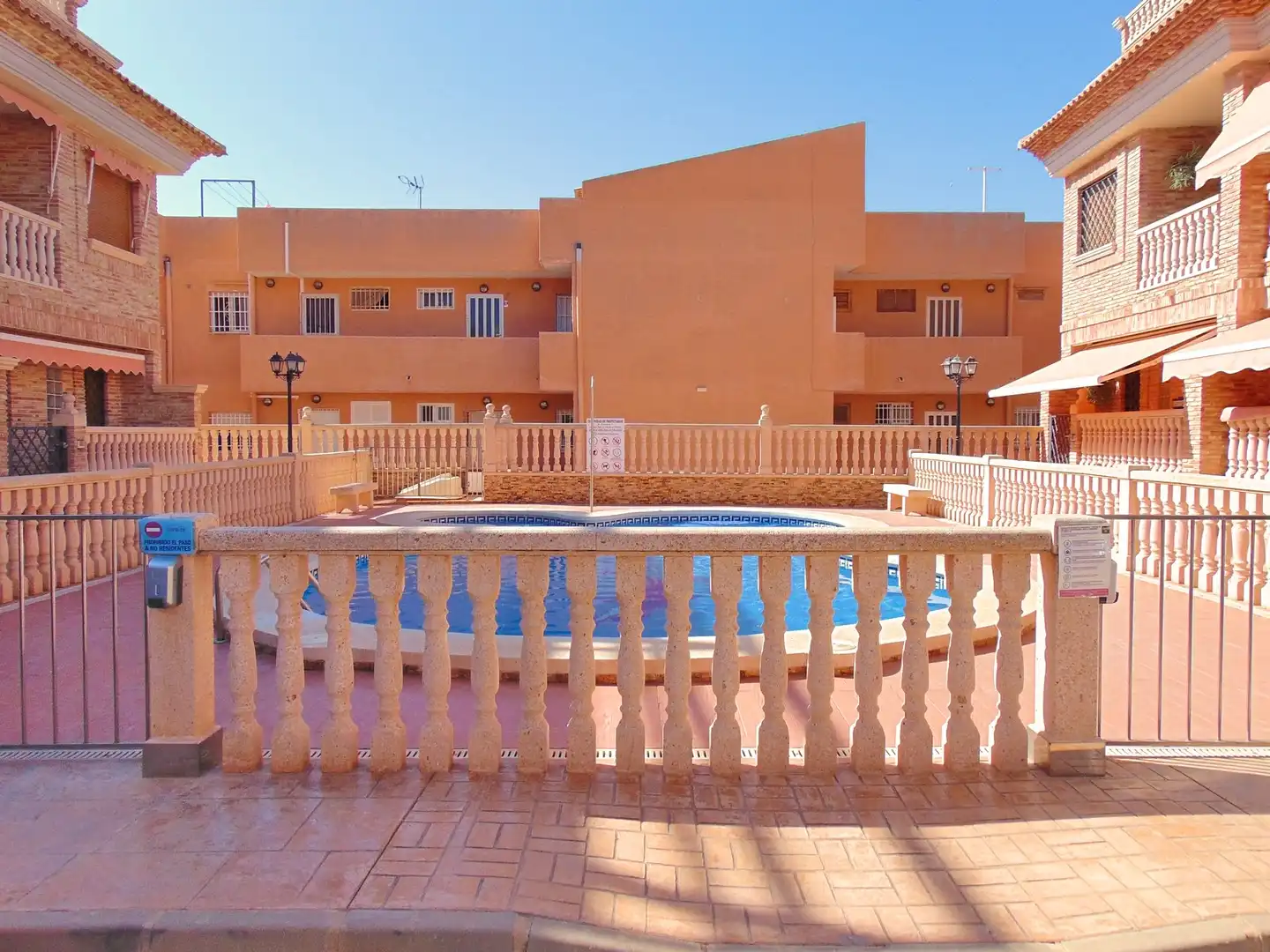 Piscina de Casa adosada en venda en San Pedro del Pinatar amb Aire condicionat, Calefacció i Terrassa