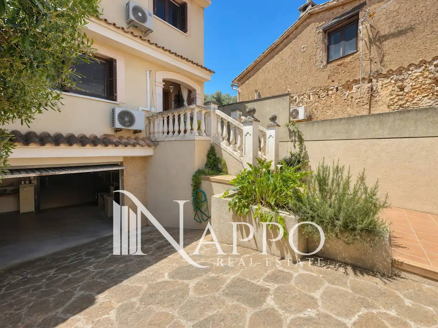 Vista exterior de Casa adosada en venda en  Palma de Mallorca amb Aire condicionat, Calefacció i Jardí privat