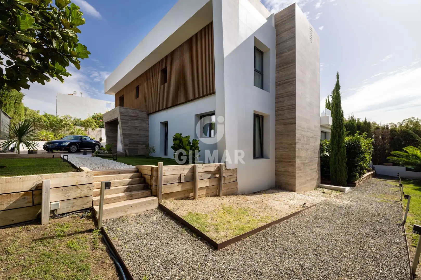 Vista exterior de Casa o xalet en venda en Marbella amb Calefacció, Jardí privat i Piscina