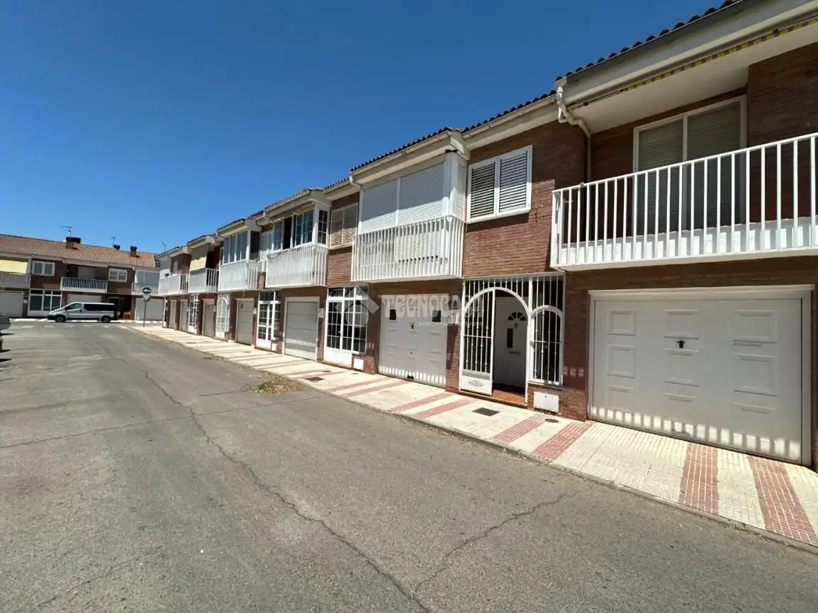 Casa aparellada en venda a Marchamalo