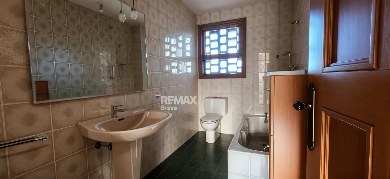 Baño de Casa adosada en venta en Celrà con Aire acondicionado, Jardín privado y Terraza