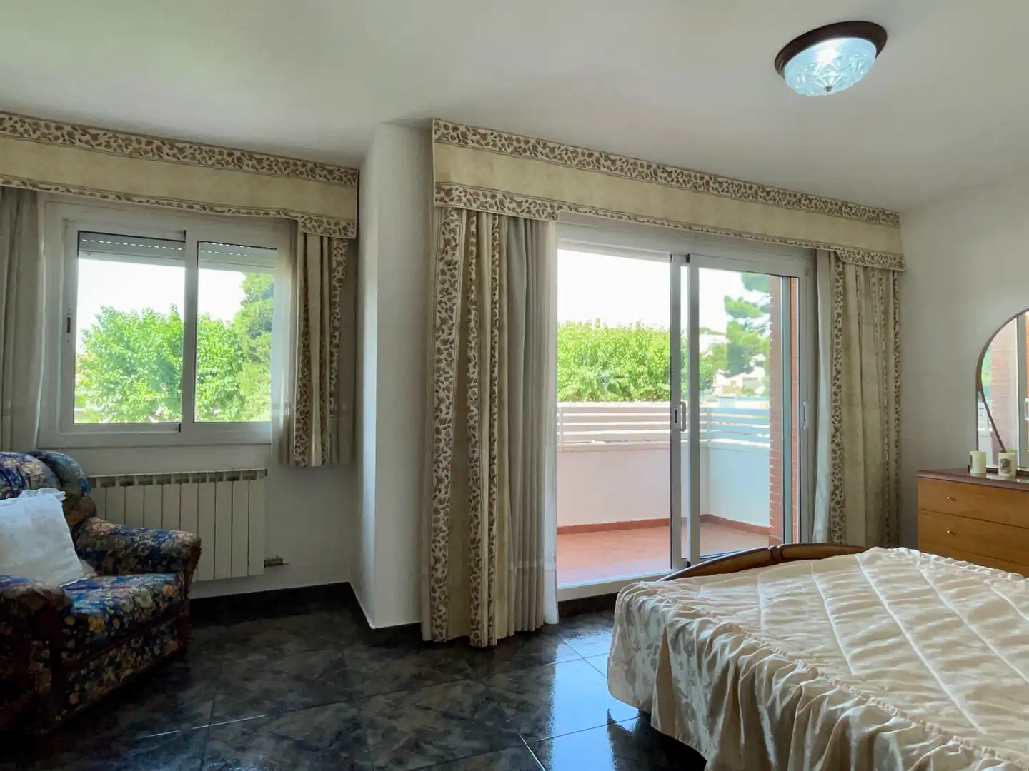 Schlafzimmer von Einfamilien-Reihenhaus zum Verkauf in Sant Vicenç de Montalt mit Klimaanlage, Heizung und Privatgarten