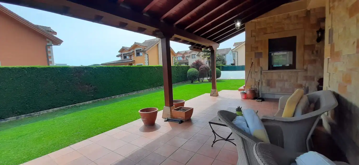 Terrassa de Casa o xalet en venda en Argoños  amb Calefacció