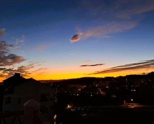 Vista exterior de Dúplex en venda en Fuengirola amb Aire condicionat i Terrassa