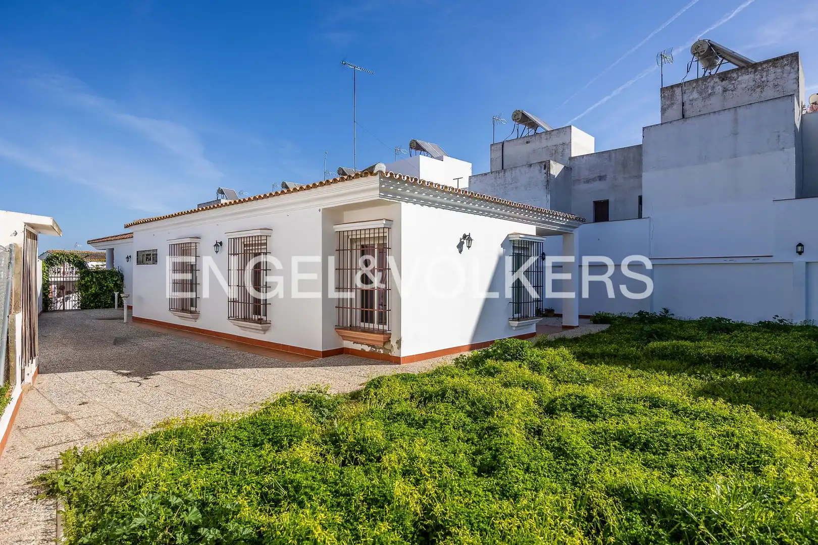 Vista exterior de Casa o xalet en venda en Albaida del Aljarafe amb Aire condicionat, Calefacció i Jardí privat