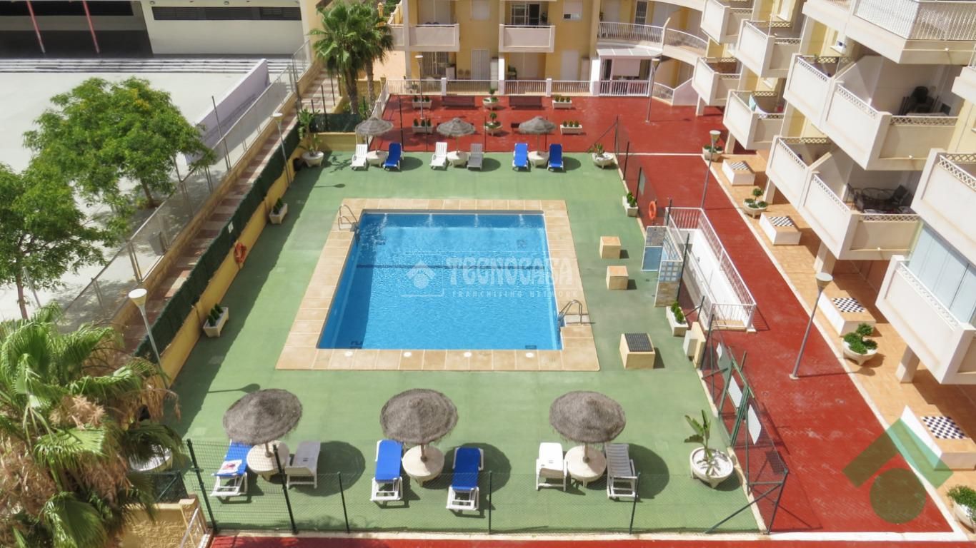 Piscina de Pis en venda en Roquetas de Mar amb Terrassa