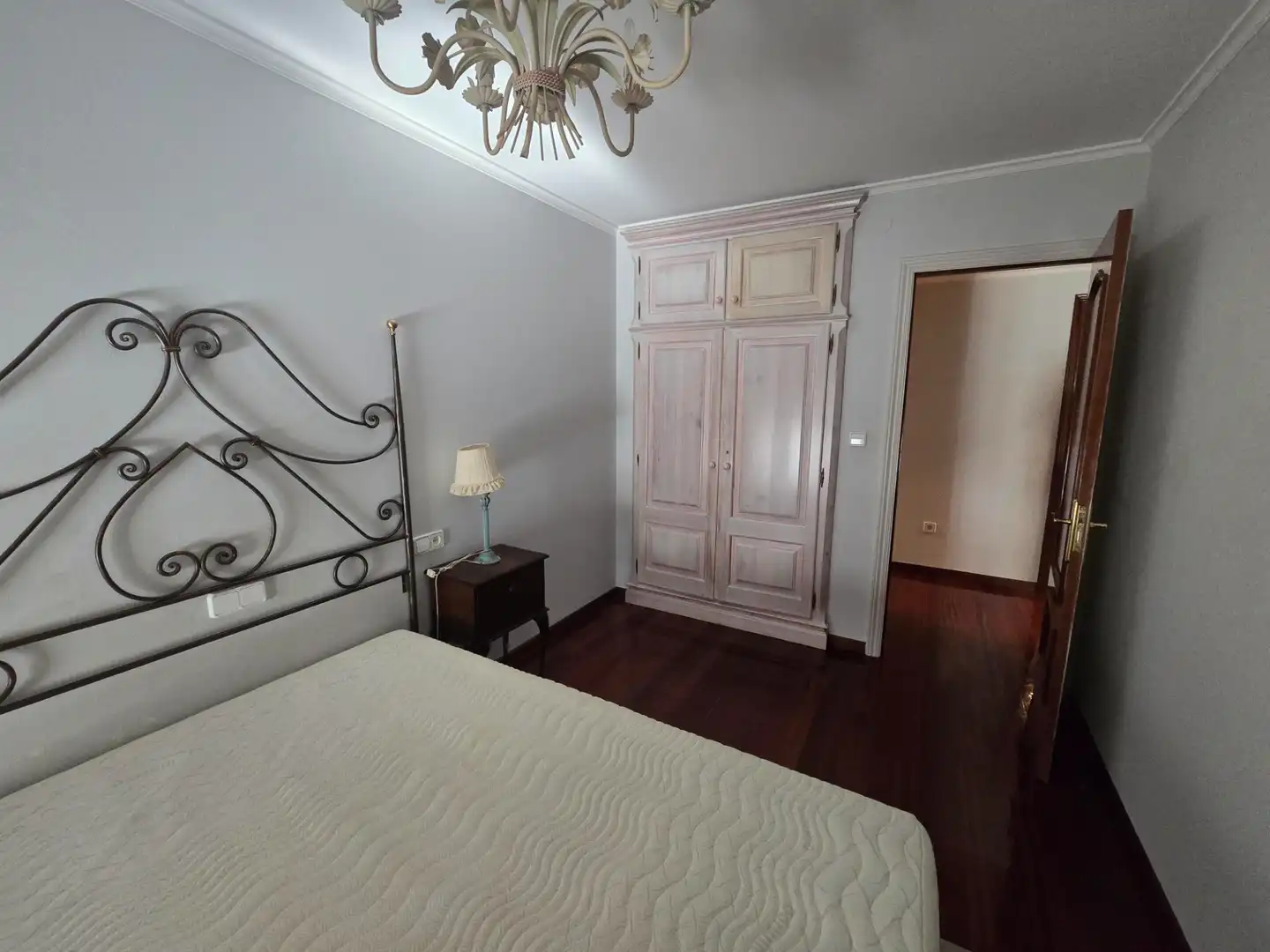 Dormitori de Pis en venda en Ourense Capital  amb Calefacció, Parquet i Moblat