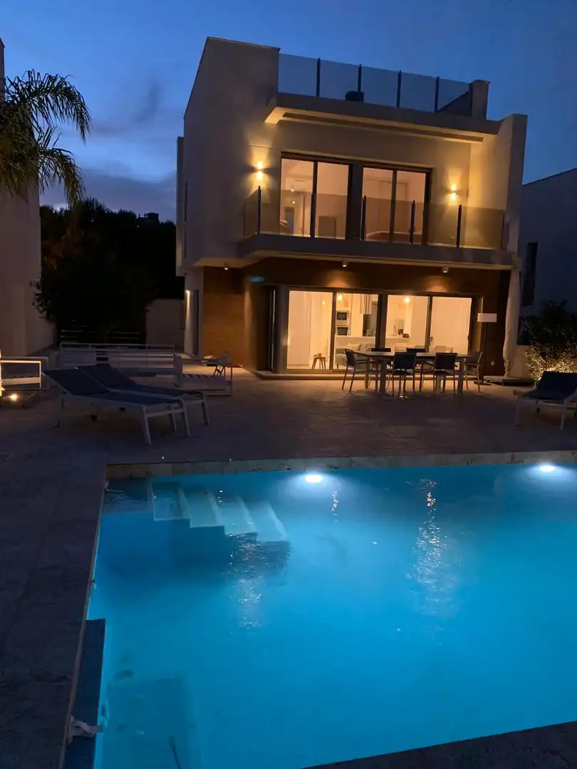 Piscina de Casa o chalet de alquiler en San Miguel de Salinas con Aire acondicionado, Calefacción y Jardín privado