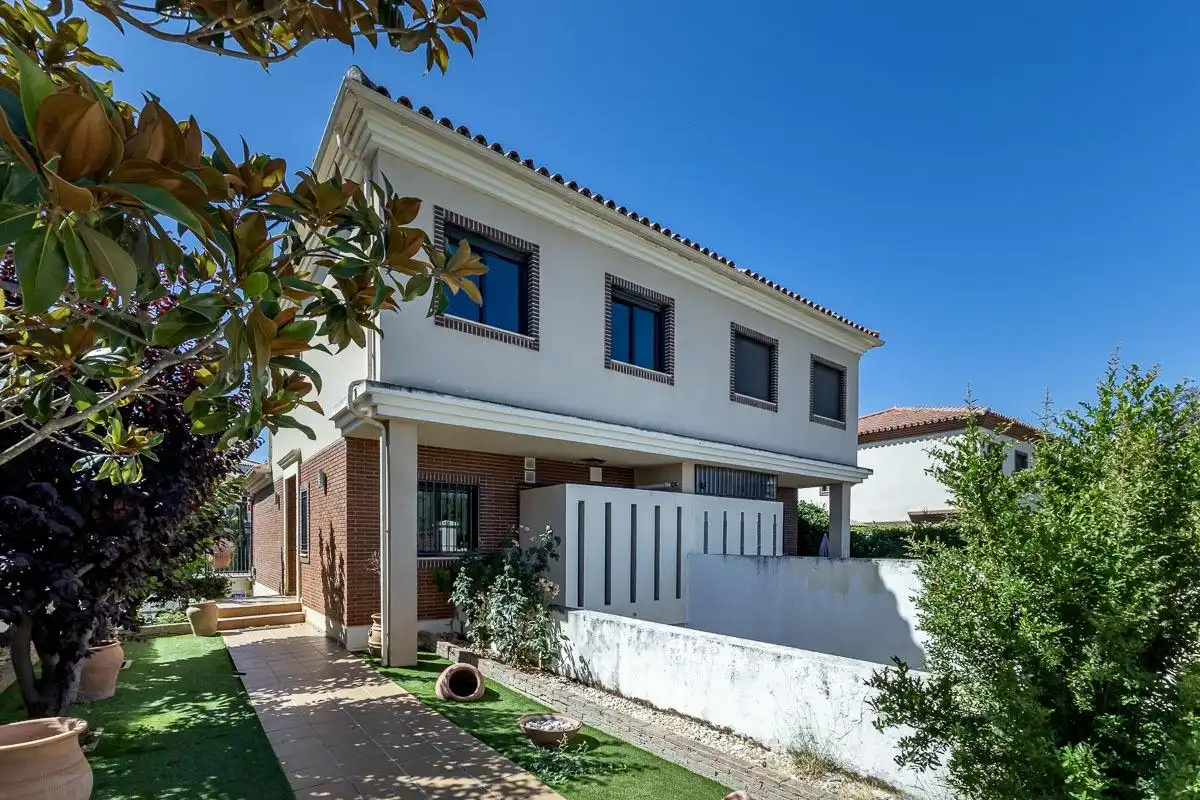 Vista exterior de Casa o chalet en venta en Albolote con Aire acondicionado, Calefacción y Jardín privado