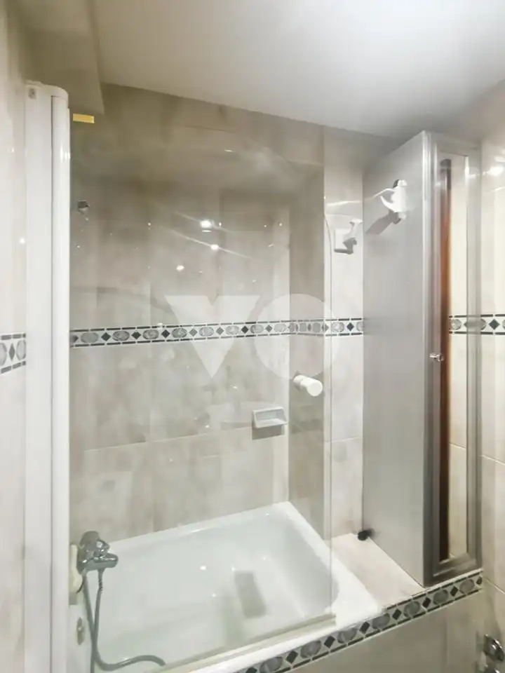 Badezimmer von Wohnung zum Verkauf in Madrid mit Heizung, Parkett und Terrasse