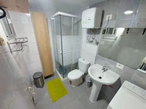 Baño de Estudio de alquiler en Las Palmas de Gran Canaria con Amueblado, Lavadora y Microondas