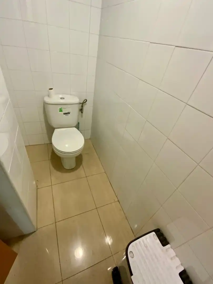 Baño de Local en venta en Ripollet