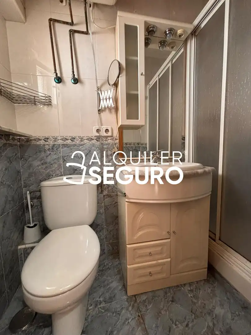 Bathroom of Flat for rent in Puente de Vallecas