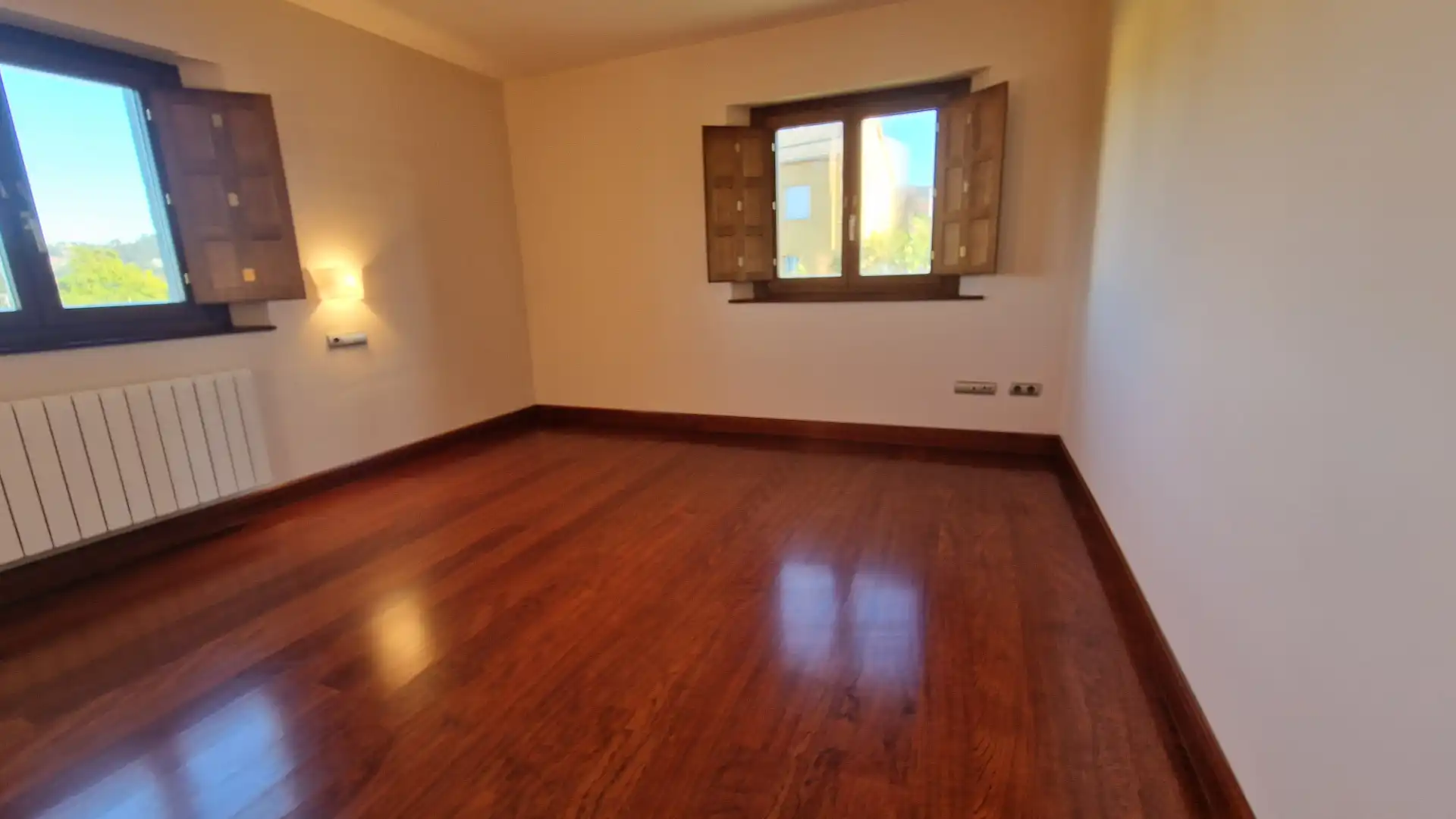 Menjador de Casa o xalet en venda en Gijón  amb Calefacció, Jardí privat i Parquet