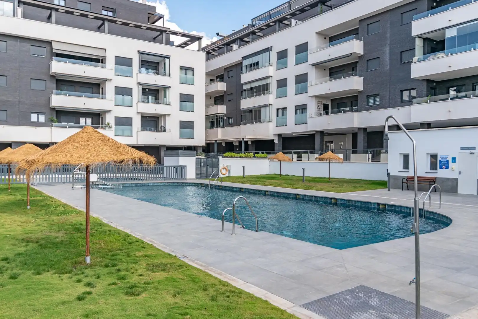 Piscina de Pis en venda en Armilla amb Calefacció, Terrassa i Traster