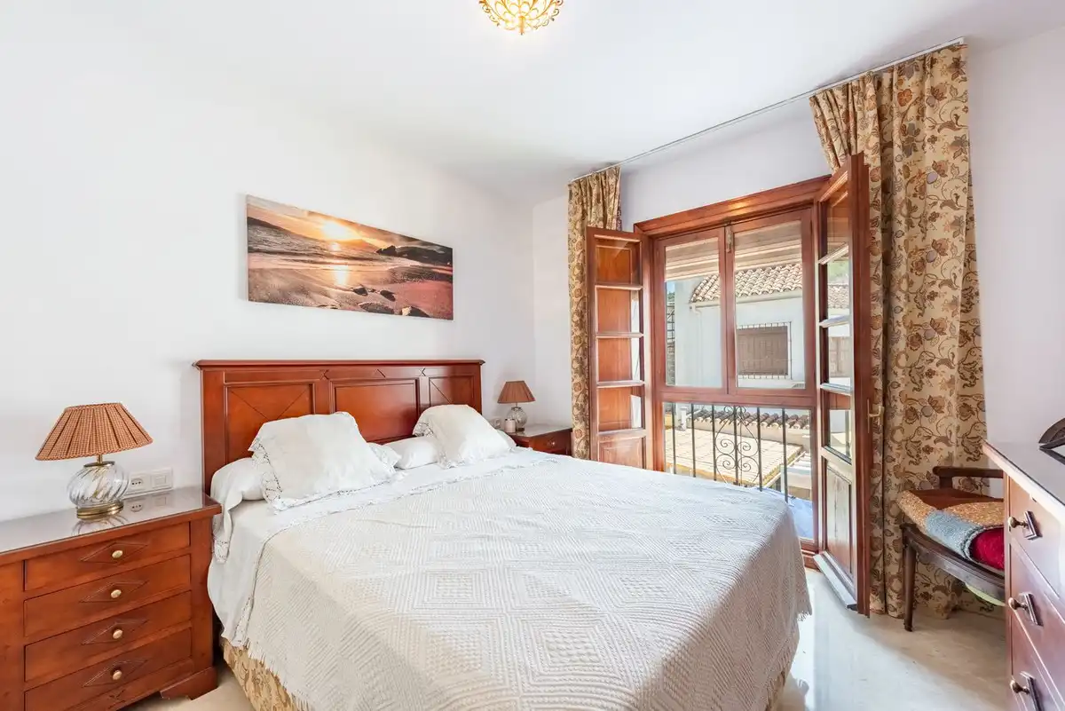 Schlafzimmer von Einfamilien-Reihenhaus zum Verkauf in Benahavís mit Klimaanlage, Heizung und Terrasse